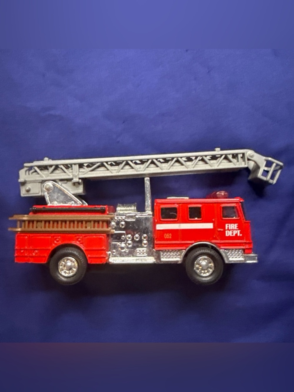 Shing Fat Ltd Fire Truck w/ Extension Ladder w/ Bucket Loose Pull Back Action